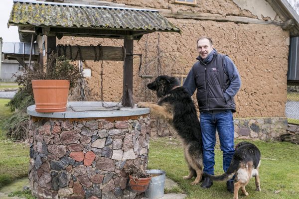 Tumų ūkis – vienas pažangiausių rajone. Jo šeimininkas darbus nudirbti spėja greičiausiai ir užaugina gausų derlių. V. Bulaičio nuotr.