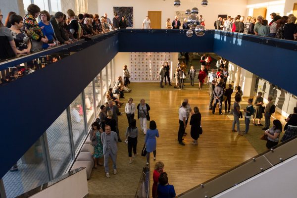 Daugelis panevėžiečių dar prisimena tuos laikus, kai į teatrą patekti būdavo ne taip ir paprasta – norinčiųjų pamatyti paties Juozo Miltinio žingsnius menančioje scenoje rodomus spektaklius buvo tūkstančiai. JMDT nuotr.