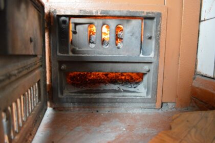 Nors ugniagesiai gelbėtojai nuolatos perspėja, kad itin svarbu šaltuoju metu prižiūrėti krosnis ir valyti kaminus, kasdien priversti skubėti gesinti dėl to kylančius gaisrus.