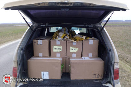 Policijos pareigūnams vėl įkliuvo cigarečių kontrabandą gabenantis drąsuolis. Vakar ryte, 10.20 val., kelyje Pasvalys–Tetirvinai–Kiemėnai priešais Kiemėnų k., patikrinti sustabdytas automobilis „BMW X5“.