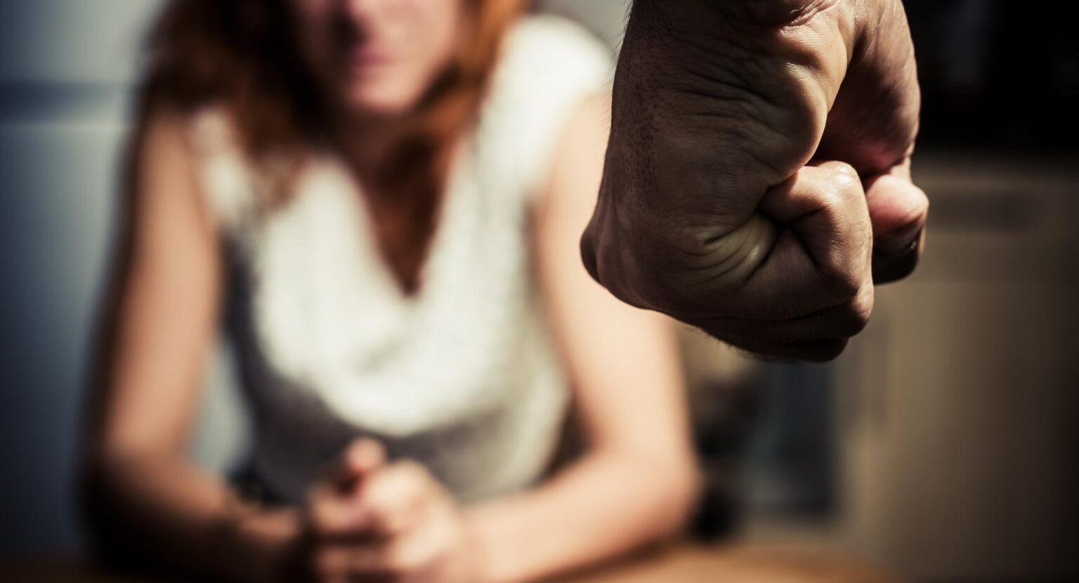 Sausio 13-ąją kai kurie panevėžiečiai sutiko svaigindamiesi tauriaisiais gėrimais, o padauginę puolė aiškintis santykių kumščiais. Nuo vyriškių niekuo neatsiliko ir dailiosios lyties atstovės – nei promilių kiekiu kraujyje, nei kumščių stiprumu.