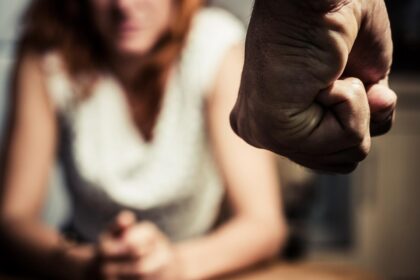 Sausio 13-ąją kai kurie panevėžiečiai sutiko svaigindamiesi tauriaisiais gėrimais, o padauginę puolė aiškintis santykių kumščiais. Nuo vyriškių niekuo neatsiliko ir dailiosios lyties atstovės – nei promilių kiekiu kraujyje, nei kumščių stiprumu.