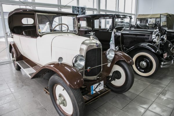 Alfredo ir Andriaus Zigmantų kolekcijoje seniausi automobiliai Lietuvoje. V. Bulaičio nuotr.
