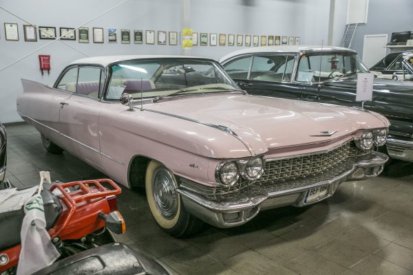 Rožinį Kadilaką išsirinko Zigmantų dukra. Tai - pirmoji jos tėvo kolekcinė mašina. V. Bulaičio nuotr.