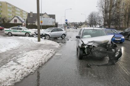 Panevėžyje, judrioje J. Basanavičiaus ir Beržų gatvių sankryžoje susidūrė „Audi“ ir „Mazda“ automobiliai. Į įvykio vietą iškviesta greitoji medicinos pagalba.