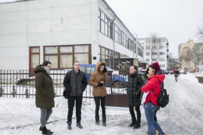 Skandalas Panevėžio lopšelyje-darželyje „Nykštukas“: auklėtojos padėjėja kaltinama judrų penkiametį tąsiusi nutvėrusi už sprando, iš jos rankų ištrūkęs berniukas griuvo ir susižalojo.