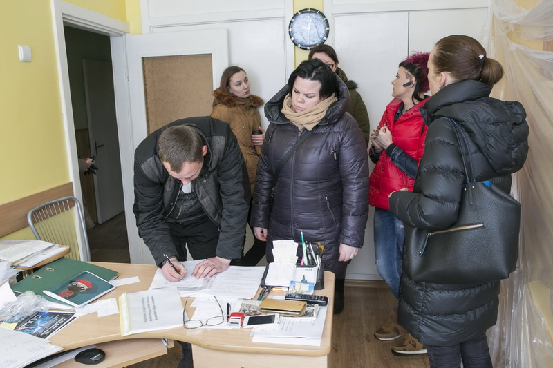 Išgirdę, kad penkiametį galimai nuskriaudusi auklėtojos padėjėja gali išsisukti metų gale negaudama premijos, į „Nykštuko“ darželį vaikus vedantys tėveliai ėmėsi rinkti parašus dėl jos atleidimo iš darbo. V. BULAIČIO nuotr. 
