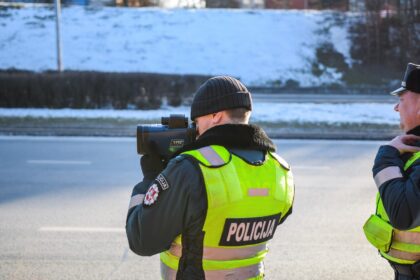 Seimo narys „valstietis“ Mindaugas Puidokas siūlo didinti baudas už greičio viršijimą gyvenamosiose teritorijose. Jis pažymi, kad šiuo metu baudų dydis priklauso nuo viršytų kilometrų skaičiaus, tačiau neatsižvelgiama į visuomenei keliamą grėsmę.