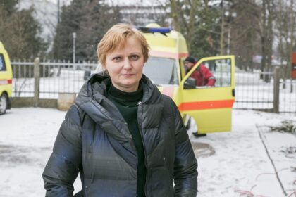 Į iškvietimus senais ir net pakeliui lūžtančiais automobiliais skubantys Panevėžio paramedikai suka galvas, kuo gi nusikalto, kad naujas „greitukes“ dalijusi Sveikatos apsaugos ministerija Aukštaitijos sostinei atkišo riestainio skylę.