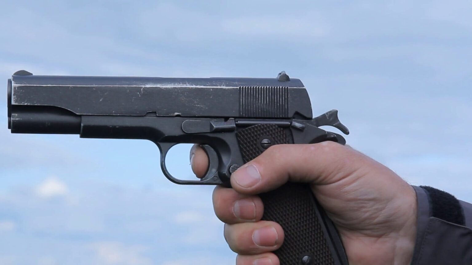 Audringos sekmadienio nakties būta Panevėžyje, Molainių g. prie naktinio klubo. Kilus muštynėms, medikų pagalbos prireikė dviem jaunuoliams.