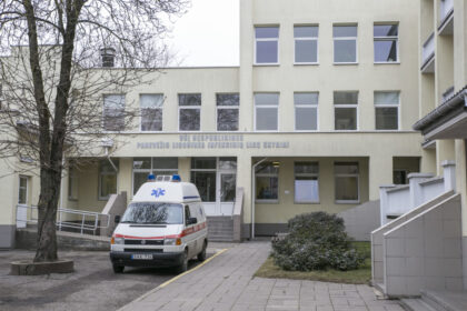 Kilometrinės eilės prie gydytojų kabinetų jau tapo kasdienybe. Nors buvo siūlymų gydymo įstaigas įpareigoti pacientus priimti per tam tikrą laikotarpį, vizito pas kai kuriuos specialistus iki šiol tenka laukti – ir kartais ne po mėnesį.