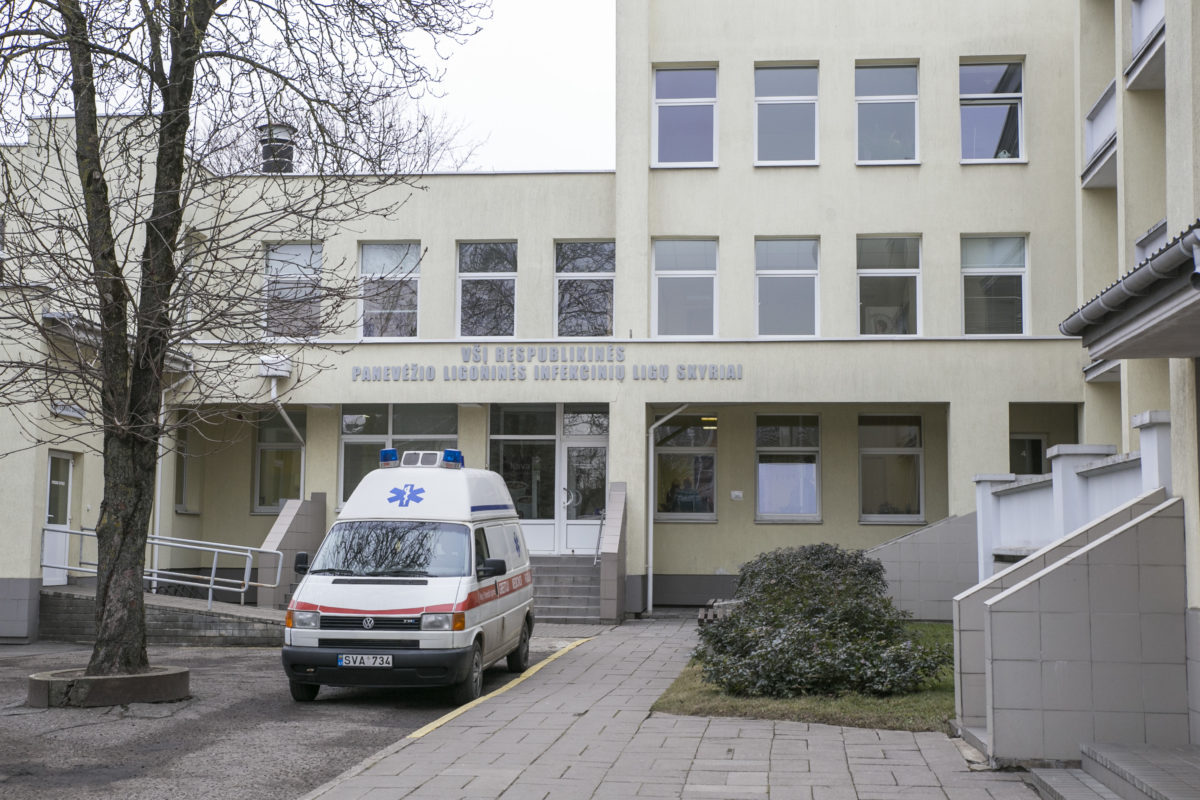 Kilometrinės eilės prie gydytojų kabinetų jau tapo kasdienybe. Nors buvo siūlymų gydymo įstaigas įpareigoti pacientus priimti per tam tikrą laikotarpį, vizito pas kai kuriuos specialistus iki šiol tenka laukti – ir kartais ne po mėnesį.