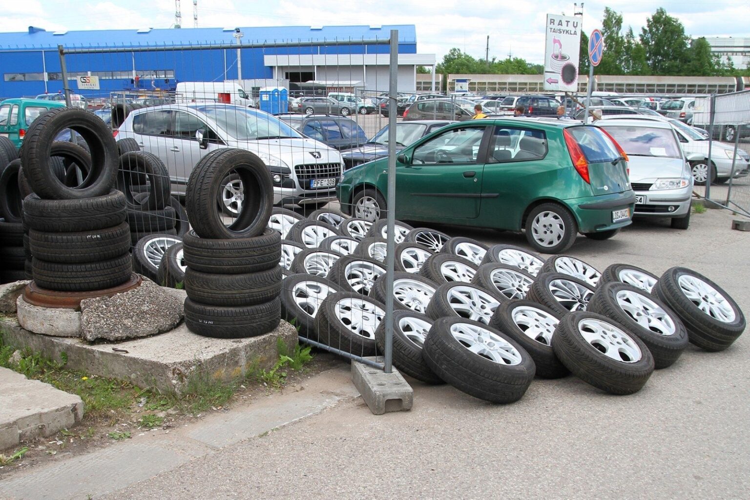 Panevėžio apygardos prokuratūros prašymu du panevėžiečiai ir jiems priklausančios įmonės nubausti dėl prekybos naudotais automobiliais pažeidimų.