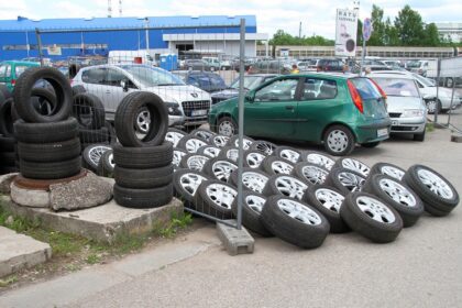 Panevėžio apygardos prokuratūros prašymu du panevėžiečiai ir jiems priklausančios įmonės nubausti dėl prekybos naudotais automobiliais pažeidimų.