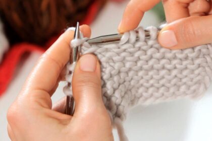 Suomija, minėdama savo tūkstantmetį, nusprendė kiekvienam naujagimiui padovanoti megztas kojines. Šios idėjos iniciatorė lietuvius vienijančios asociacijos Suomijoje atstovė Siv Hellen, kartu su bendramintėmis, savo šalies tūkstantmečio proga numezgė 55000 porų megztų kojinių ir išdalino šalies naujagimiams.