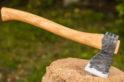 Dviejų jaunuolių pasilinksminimas naktiniame klube netikėtai baigėsi areštinėje. Alkoholio padauginę vyriškiai ne tik sužeidė moterį, sviesdami į ją stiklinę, bet ir užsipuolė jos ginti atvykusius pareigūnus. O Rokiškyje vienas vyriškis naktinio klubo lankytojus puolė kirviu.