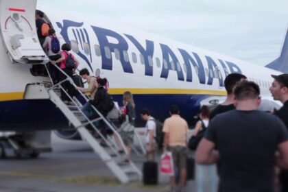 Per metus Lietuvoje sumažėjo 37,8 tūkst. gyventojų – šių metų sausio 1-ąją šalyje gyveno 2 mln. 810 tūkst. nuolatinių gyventojų. Daugiausiai gyventojų prarasta dėl emigracijos, taip pat daugiau žmonių mirė nei gimė.