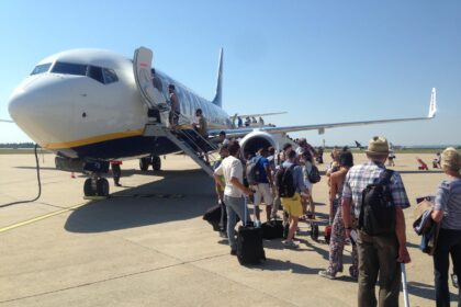 Emigracijos tempai Lietuvoje šiemet turėtų sumažėti, o į šalį grįžtančių lietuvių ar atvykstančių užsieniečių skaičius išliks stabilus, todėl grynoji emigracija gali būti mažiausia nuo 2000-ųjų, mano „Swedbank“ analitikas.