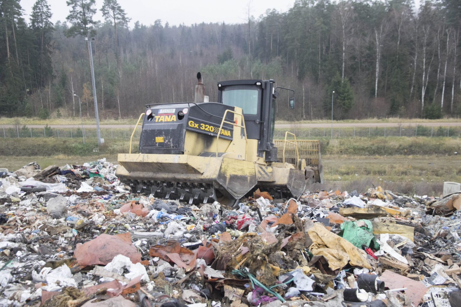 Naujoji tvarka, kai šiukšlių surinkimo mokestis skaičiuojamas nebe už išvežtą konteinerį, o pagal gyvenamojo būsto plotą ir jame registruotų žmonių skaičių, atsisuka prieš pačius atliekų tvarkytojus.