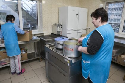 Valdžios užmojai sutramdyti gudraujančius verslininkus, mokančius mažiau nei minimalų atlyginimą, visa jėga kirto tiems, kurie patys tiesia pagalbos ranką – socialiai pažeidžiamais žmonėmis besirūpinančioms nevyriausybinėms organizacijoms.