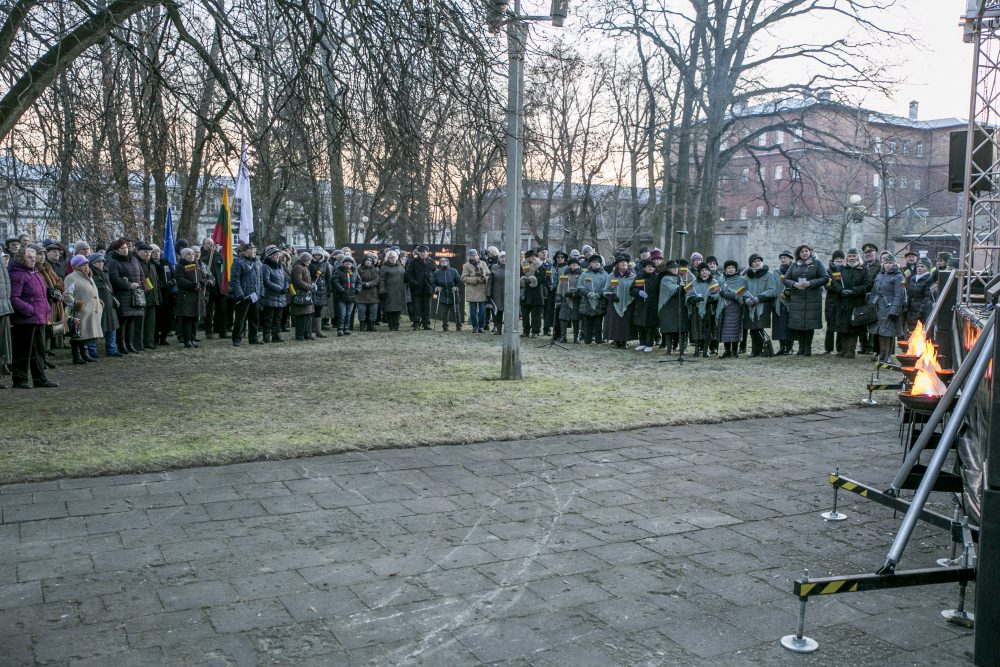 Šeštadienio vakarą Sausio 13-osios skvere, kaip ir prieš 27-erius metus, rinkosi žmonės, skambėjo patriotinės dainos, degė laužai. Tik skirtingai nei tą tragišką sausio 13-ąją, šįkart panevėžiečiai rinkosi pagerbti tų, kurie paaukojo savo gyvybę ant laisvės aukuro.