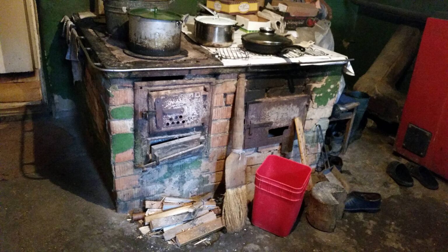 Vien pernai Lietuvoje dėl krosnių, židinių bei dūmtraukių įrengimo ir eksploatavimo taisyklių pažeidimų kilo 1263 gaisrai. Šių gaisrų metu žuvo 12 žmonių.