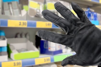 Kai šalies valdžia vis labiau riboja prekybą alkoholiniais gėrimais, atsiranda pirkėjų, kuriems apskritai jokios taisyklės negalioja.