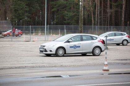 Vyriausybė pritarė Vidaus reikalų ministerijos siūlymams lengvinti administracinę naštą nepatyrusiems vairuotojams. Jei Seimas pritars, vairuotojams pirmas pažymėjimas bus išduodamas trejiems metams, o ne dvejiems, kaip yra dabar.