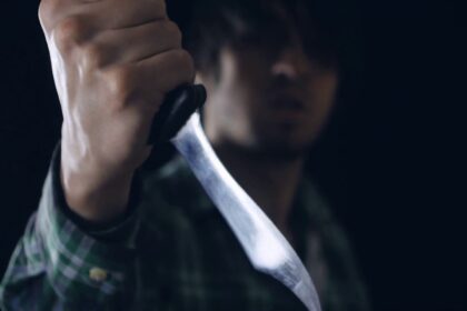 Pirmoji naujųjų metų diena Panevėžio rajono gyventojui baigėsi nesėkmingai. Sausio 1-osios naktį, 23.49 val., gavę pranešimą apie nuo peilio nukentėjusį vyrą, policijos pareigūnai skubiai vyko į Panevėžio r., Velžio sen., Dembavos k., Veteranų g.