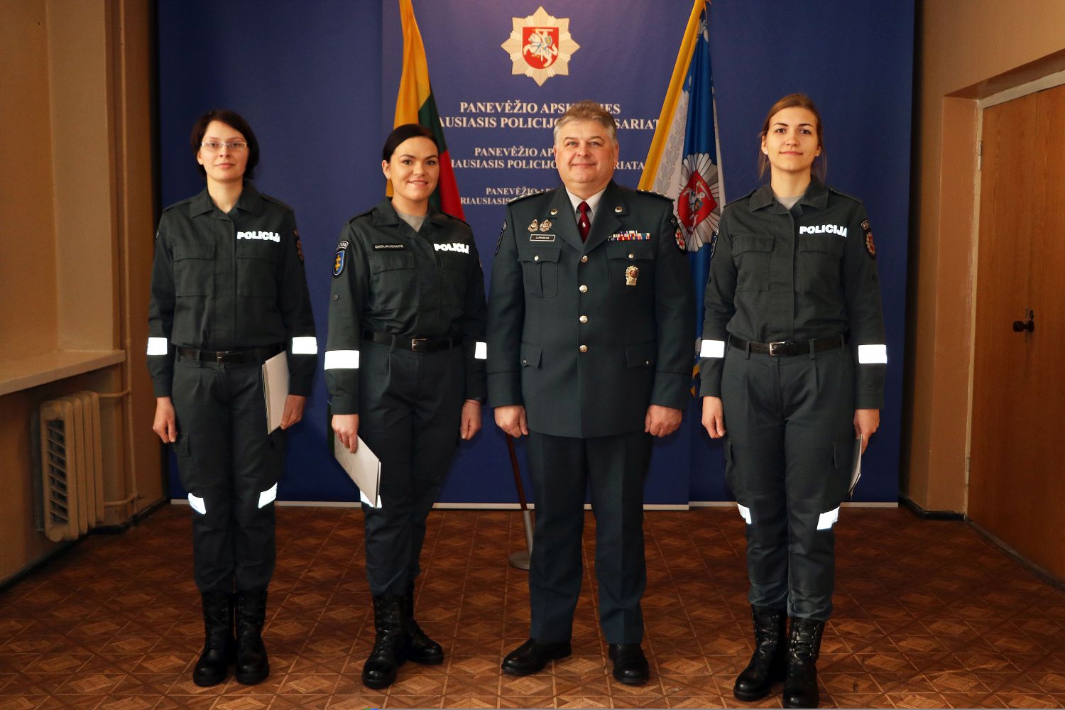Šiandien Panevėžio apskrities vyriausiajame policijos komisariate baigusios vidurinės grandies įvadinio mokymo kursus prisiekė trys naujos pareigūnės – Danguolė, Simona ir Aistė.