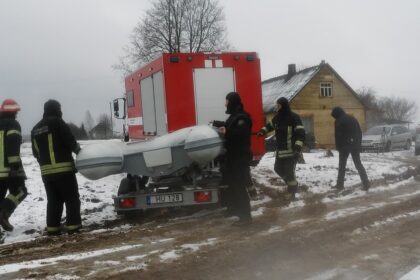Prie jau savaitę vykdomų intensyvių paslaptingai dingusio mažamečio paieškų prisijungė kaimyninės Latvijos pareigūnai. Nuo trečiadienio jie padeda kolegoms iš Lietuvos ieškoti dingusio vaiko Nevėžio upėje, pasitelkę modernią paieškos vandenyje techniką.