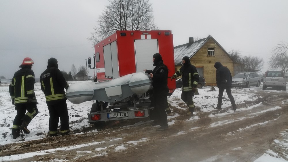 Prie jau savaitę vykdomų intensyvių paslaptingai dingusio mažamečio paieškų prisijungė kaimyninės Latvijos pareigūnai. Nuo trečiadienio jie padeda kolegoms iš Lietuvos ieškoti dingusio vaiko Nevėžio upėje, pasitelkę modernią paieškos vandenyje techniką.