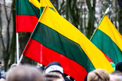 Registrų centro tvarkomo Gyventojų registro duomenimis, apie 10,4 tūkst. piliečių Lietuvos Valstybės atkūrimo dieną švęs ne tik šalies, bet ir savo gimimo dienas. Šiuo metu šalyje gyvena maždaug 8,7 tūkst. tokių žmonių, o likusieji yra arba išvykę iš šalies, arba nėra deklaravę gyvenamosios vietos.