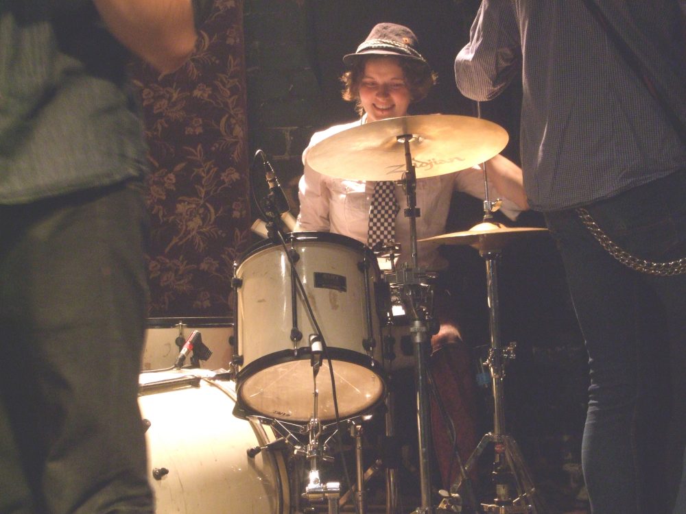 Nepamatyti ir neišgirsti 22-ejų Aistės Kalvelytės neįmanoma. Jau paauglystėje panevėžiečiai ją pastebėdavo ryškia šukuosena, sudriskusiais džinsais miesto gatvėse brazdinačią gitarą.