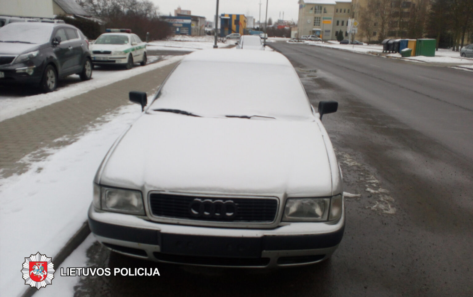 Panevėžyje, Kniaudiškių g., stovi automobilis „Audi“ be valstybinių numerių.