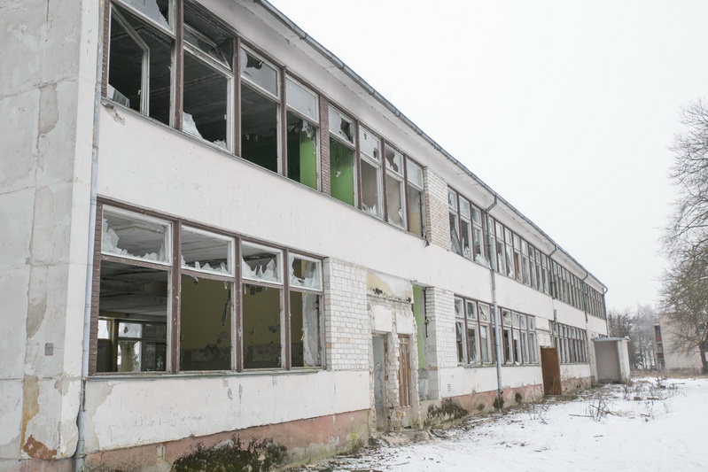 Įsilaužėlių niokojamą buvusio „Saulutės“ vaikų darželio pastatą Savivaldybė rengiasi parduoti, kai tik bus baigtos žemės sklypo dalybos – greta Smėlynės gatvės esančioje jo dalyje numatyta įrengti automobilių stovėjimo aikštelę. V. BULAIČIO nuotr. 