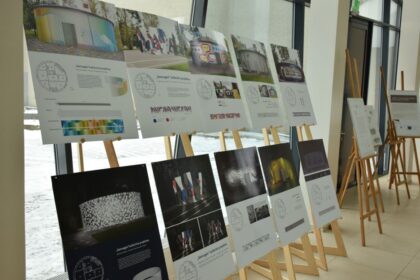 Dailės galerijoje atidaryta Senvagės erdvės atnaujinimo projekto idėjų paroda – Vilniaus dailės akademijos Kauno fakulteto Grafinio dizaino katedros studentų siūlymai, kaip galėtų būti transformuojamas šalia Senvagės esantis siurblinės pastatas.