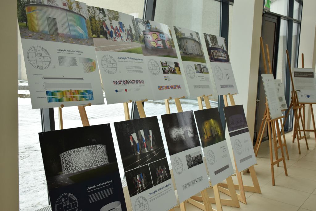 Dailės galerijoje atidaryta Senvagės erdvės atnaujinimo projekto idėjų paroda – Vilniaus dailės akademijos Kauno fakulteto Grafinio dizaino katedros studentų siūlymai, kaip galėtų būti transformuojamas šalia Senvagės esantis siurblinės pastatas.