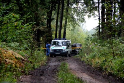 Vilniaus apygardos administracinis teismas atnaujino administracinės bylos pagal Dembavoje, Panevėžio rajone, nužudytos merginos artimųjų skundą Lietuvos valstybei dėl neturtinės žalos atlyginimo ir nutarė kreiptis į Specialiąją teisėjų kolegiją su prašymu nuspręsti, ar šią bylą iš tiesų turėtų nagrinėti Vilniaus apygardos administracinis teismas.
