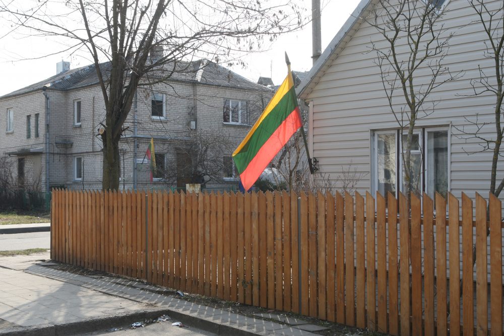 Norintys per valstybės atkūrimo šimtmetį namus papuošti trispalve, bet jos dar neturintys žmonės greičiausiai liks it musę kandę.