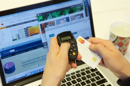 Nešiojamu kompiuteriu internete susigundęs panevėžietis pakliuvo į sukčių pinkles.