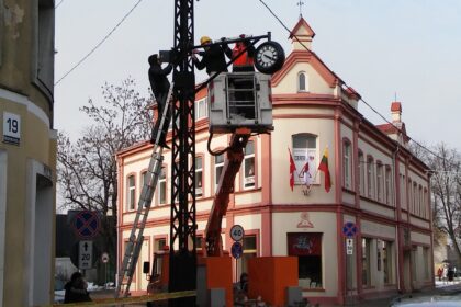anevėžiečiai vėl galės skirti pasimatymus po laikrodžiu. Respublikos ir Vasario 16-osios gatvių sankirtoje, ant istorinio telegrafo stulpo, jau pradėtas montuoti laikrodis, kuris turėtų skaičiuoti naujo šimtmečio laiką.
