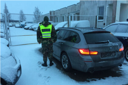 Valstybės sienos apsaugos tarnybos (VSAT) pareigūnai sulaikė panevėžietį, vairavusį Vokietijoje pavogtą lengvąjį automobilį. Paaiškėjo, kad šios transporto priemonės, prie kurios buvo pritvirtinti kitai mašinai priklausę numeriai, vokiečių teisėsaugininkai pradėjo ieškoti prieš pusantros paros.