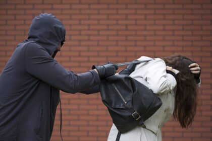 Savaitgalį nuo įžūlių plėšikų nukentėjo dvi panevėžietės. Iš vienos jų chuliganai ne tik atėmė asmeninius daiktus, bet ir sumušė.