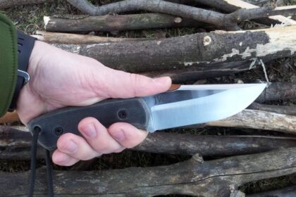 Dviejų brolių konfliktas vos nesibaigė tragedija. Vienas brolis žaizdas gydosi namie, o kitam tenka dienas leisti ant areštinių gultų.