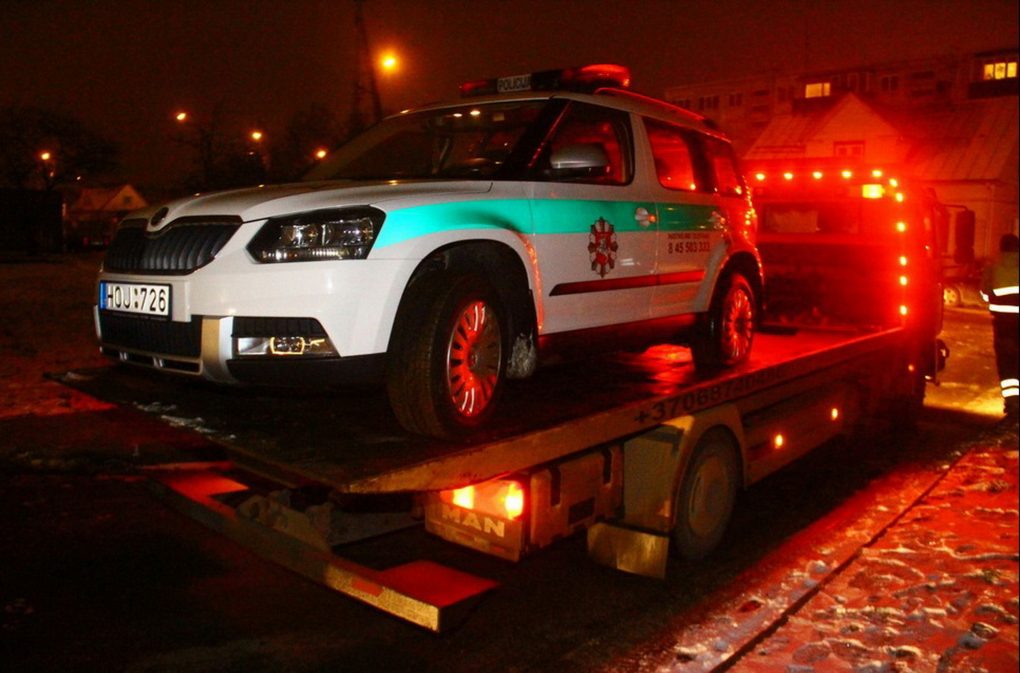 Vienas panevėžietis penktadienį įsivėlė į drąsų žaidimą su policija. Ryte jam prireikė pareigūnų nuvažiavus nuo kelio, vakare dėl to paties vyro smurto pagalbą kvietėsi jo žmona.