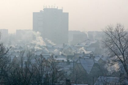 Paspaudus šią žiemą rekordiniam šalčiui, Panevėžyje gerokai išaugo užterštumas kietosiomis dalelėmis. Prognozuojama, kad artimiausiu metu oro kokybė tik prastės, tad rekomenduojama pasivaikščiojimus ir darbus lauke bent kuriam laikui atidėti.