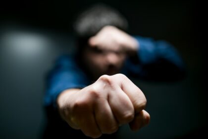 Net ir dienos metu Panevėžyje nėra saugu. Šeštadienio popietę pačiame miesto centre buvo sumuštas keturiolikametis, o Biržuose per draugo gimtadienį nuo nepažįstamųjų kumščių nukentėjo septyniolikametis.