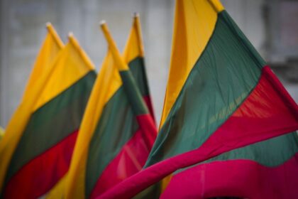 Prieš 101-erius metus vasario 16-ąją dvidešimt politikų savanorių, širdies pašaukti dirbti Lietuvai, padarė tai, kas anuomet rodėsi sunkiai įmanoma - susirinkę Vilniuje, Pilies gatvėje, pasirašė dokumentą, skelbiantį, kad tebūnie valstybė - nepriklausoma, laisva ir demokratiška.