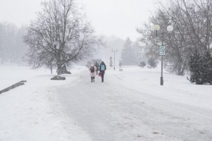 Lietuva jau ne vieną dešimtmetį garsėja kaip savižudžių kraštas. Kasmet mūsų šalyje iš gyvenimo pasitraukia beveik tūkstantis žmonių. Tačiau šie skaičiai – tik ledkalnio viršūnė. Garsus psichoterapeutas iš Švedijos Volfgangas Rucas, šią savaitę viešėjęs Panevėžyje, jau atrado receptą, ką būtų galima padaryti ir savo gerąją patirtį pritaikyti ir Lietuvoje.